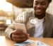 Main tenant un smartphone, symbole des 3 business en ligne à lancer avec un téléphone